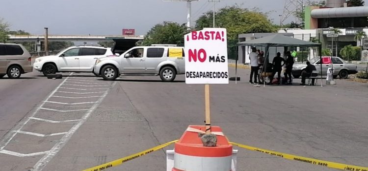 Familiares de dos mujeres secuestradas advierten que seguirán con el bloqueo en Colima