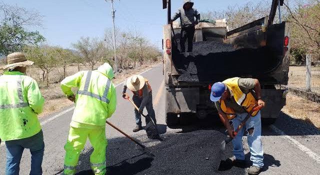 Continúan con la rehabilitación de carreteras estatales en Colima