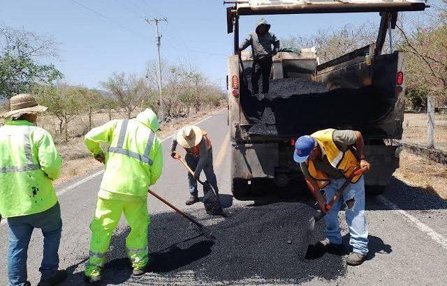 Continúan con la rehabilitación de carreteras estatales en Colima