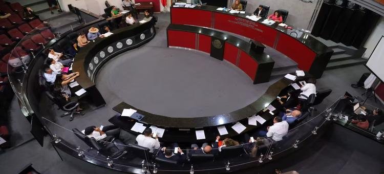 Burócratas vandalizan el Congreso de Colima en protesta por deducción de ISR en aguinaldos Burócratas vandalizan el Congreso de Colima en protesta por deducción de ISR en aguinaldos