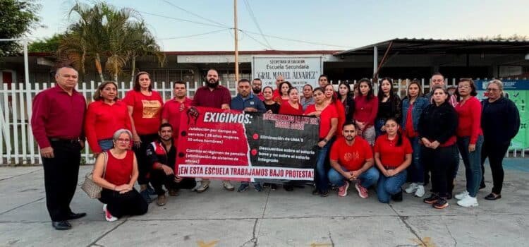 Maestros paran labores, exigen frenar reforma al ISSSTE