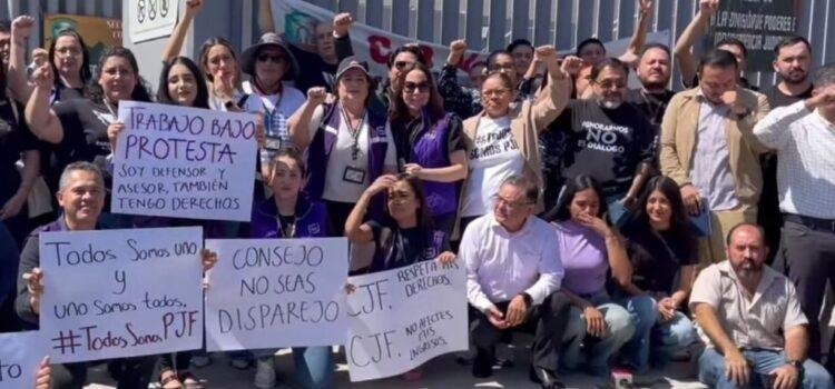 Protestan trabajadores de la Defensoría Pública en Colima por recorte a sus prestaciones salariales