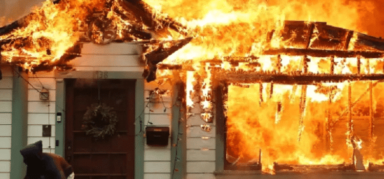 Destituyen a jefa de bomberos tras incendios en Los Ángeles Destituyen a jefa de bomberos tras incendios en Los Ángeles