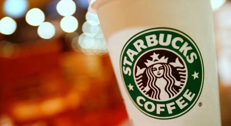 Repartidor se quema con un café y demanda a Starbucks por 50 mdd