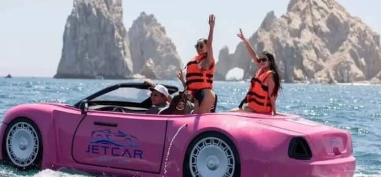 Convertible rosa surca las aguas de El Médano Convertible rosa surca las aguas de El Médano