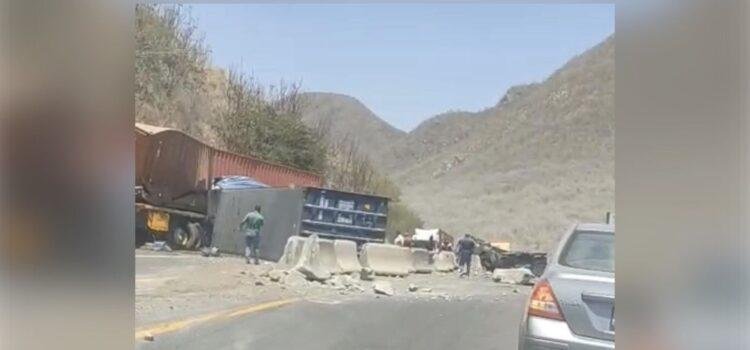 Accidente de tractocamión provoca cierre de vialidad en la autopista Colima-Manzanillo
