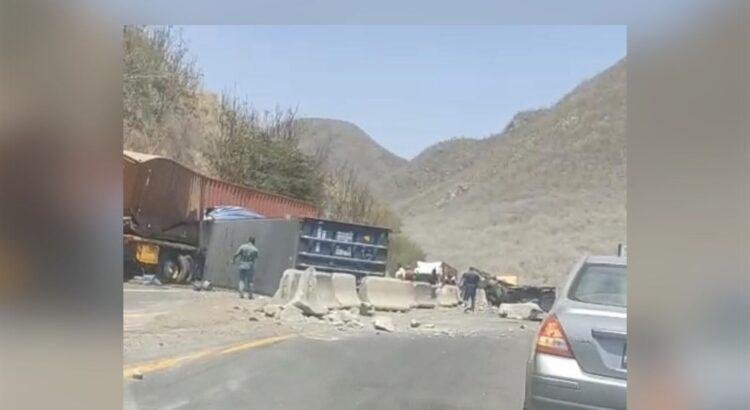 Accidente de tractocamión provoca cierre de vialidad en la autopista Colima-Manzanillo