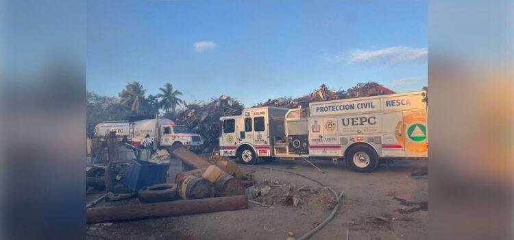 Vehículos calcinados y pérdidas materiales, tras incendio en recicladora de Colima