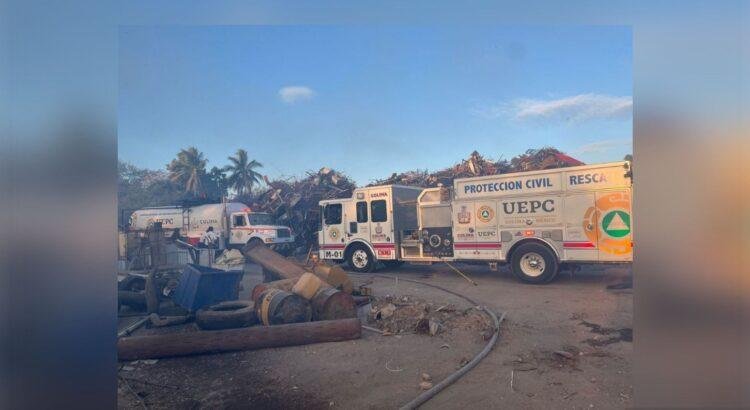 Vehículos calcinados y pérdidas materiales, tras incendio en recicladora de Colima