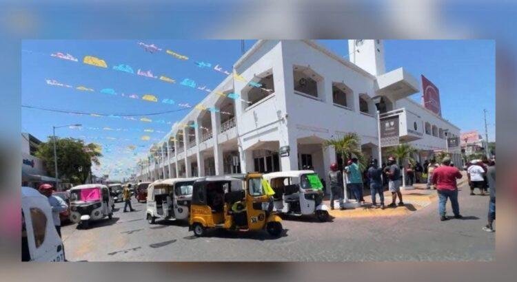 Mototaxistas de Tecomán exigen regularización de 115 unidades adicionales