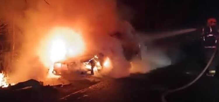 Incendian dos vehículos en Villa de Álvarez, Colima