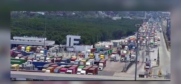 Puerto de Manzanillo sigue paralizado pese a levantamiento del bloqueo aduanal