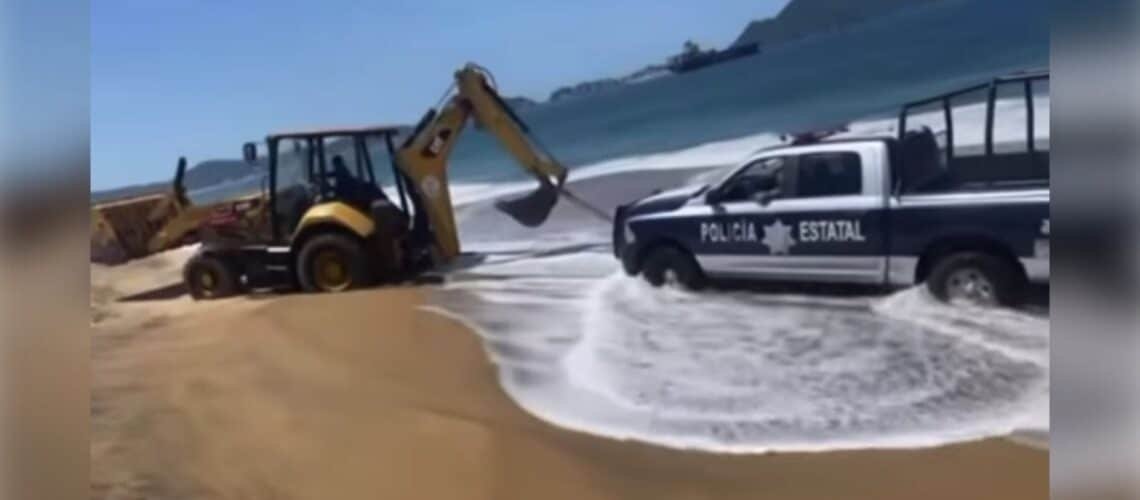 Patrulla atrapada por oleaje en Manzanillo