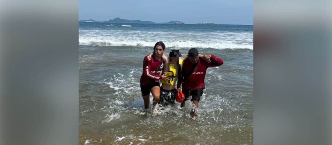 Guardavidas de Colima salvan a pareja en Manzanillo