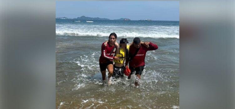 Guardavidas de Colima salvan a pareja en Manzanillo