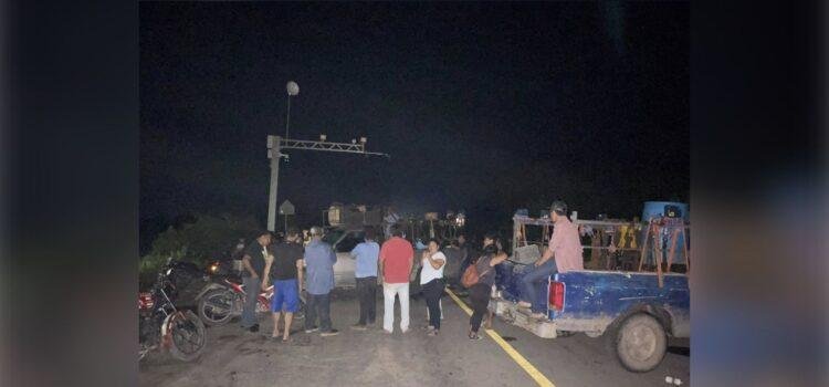 Liberan carretera en Cerro de Ortega tras operativo; señalan al CJNG como responsable del bloqueo Liberan carretera en Cerro de Ortega tras operativo; señalan al CJNG como responsable del bloqueo