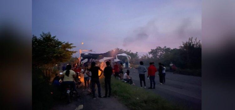 Procesan a cinco personas por bloquear carretera federal en Colima