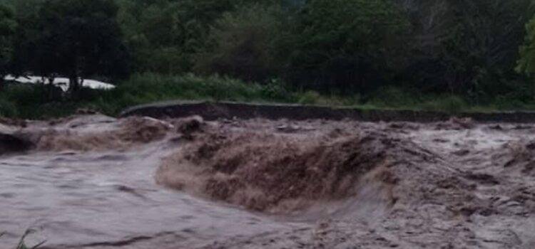 Protección Civil de Colima atiende 37 incidentes por lluvias y desbordamientos