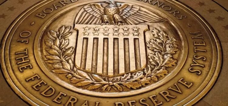 Redujo la Reserva Federal su tasa de interés de referencia