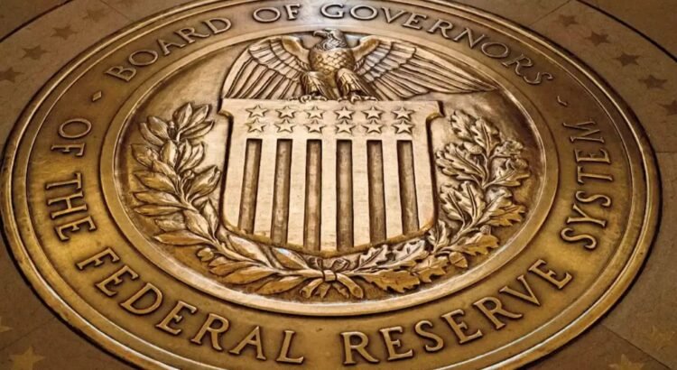 Redujo la Reserva Federal su tasa de interés de referencia