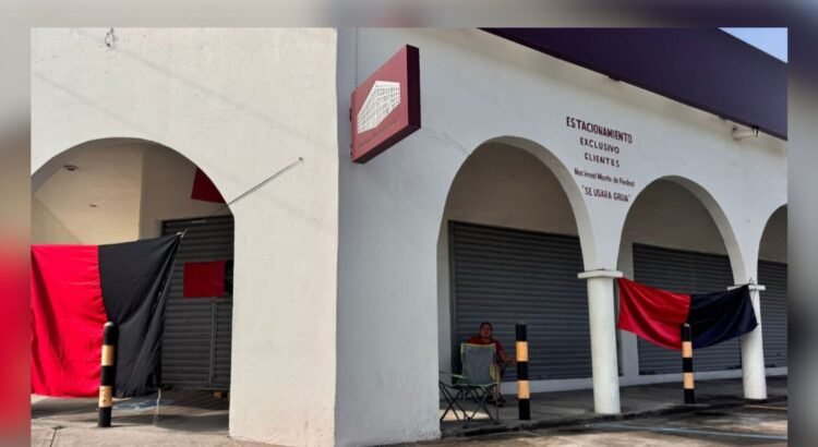 Huelga en Monte de Piedad de Tecomán afecta operaciones locales