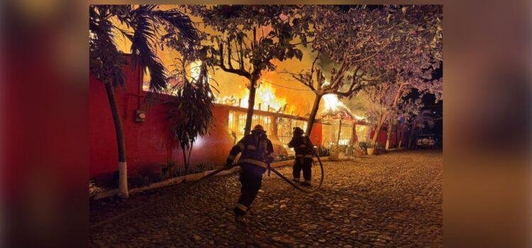 Incendio arrasa con restaurante histórico de mariscos en Colima