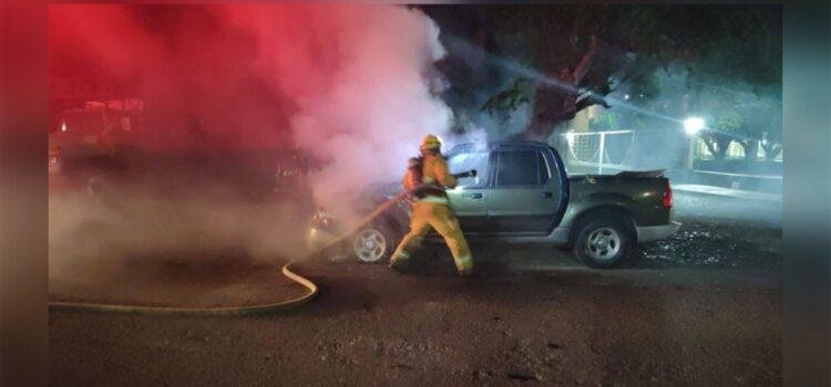 Vehículo sufre incendio sobre Avenida Los Deportistas en Colima