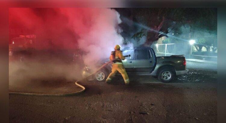 Vehículo sufre incendio sobre Avenida Los Deportistas en Colima