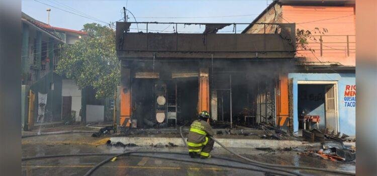 Incendio en ferretería de Santiago se suma a recientes siniestros en la capital Incendio en ferretería de Santiago se suma a recientes siniestros en la capital
