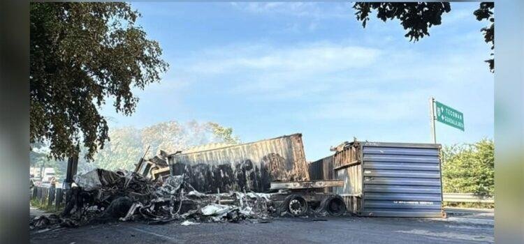 Tráileres chocan y bloquean autopista Tecomán–Colima en Loma de Fátima