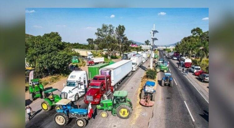 Bloqueos en Jalisco dejan sin servicio foráneo a la Central Camionera de Colima Bloqueos en Jalisco dejan sin servicio foráneo a la Central Camionera de Colima