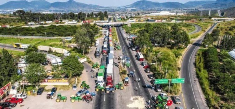 Bloqueos y obras en autopista provocan caída del turismo en Colima