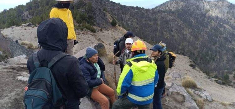 Rescatan a cuatro jóvenes desorientados en el Nevado de Colima