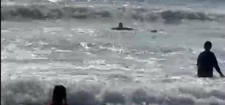 Oleaje obliga a rescates simultáneos frente a la playa de Cuyutlán