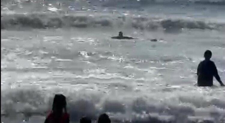 Oleaje obliga a rescates simultáneos frente a la playa de Cuyutlán