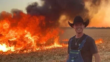 El creador de contenido que quemó un Ferrari para generar impacto digital enfrenta una posible pena de cárcel