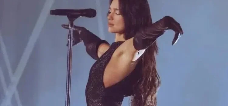 Decenas de miles llenaron el estadio GNP para presenciar a la cantante británica-albanesa Dua Lipa.