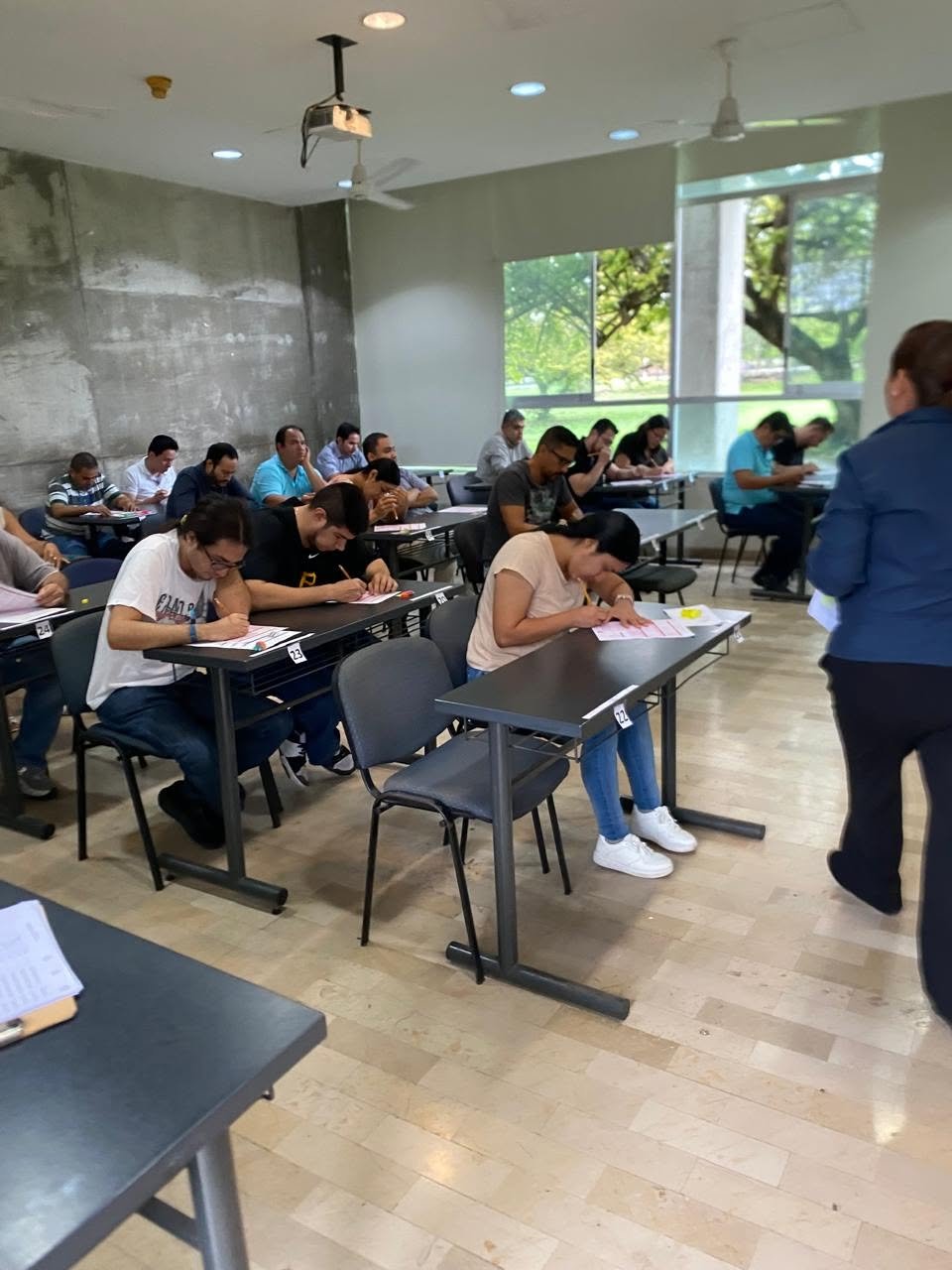 Más de 11 mil buscan una plaza en el INE; 113 realizaron examen en Colima