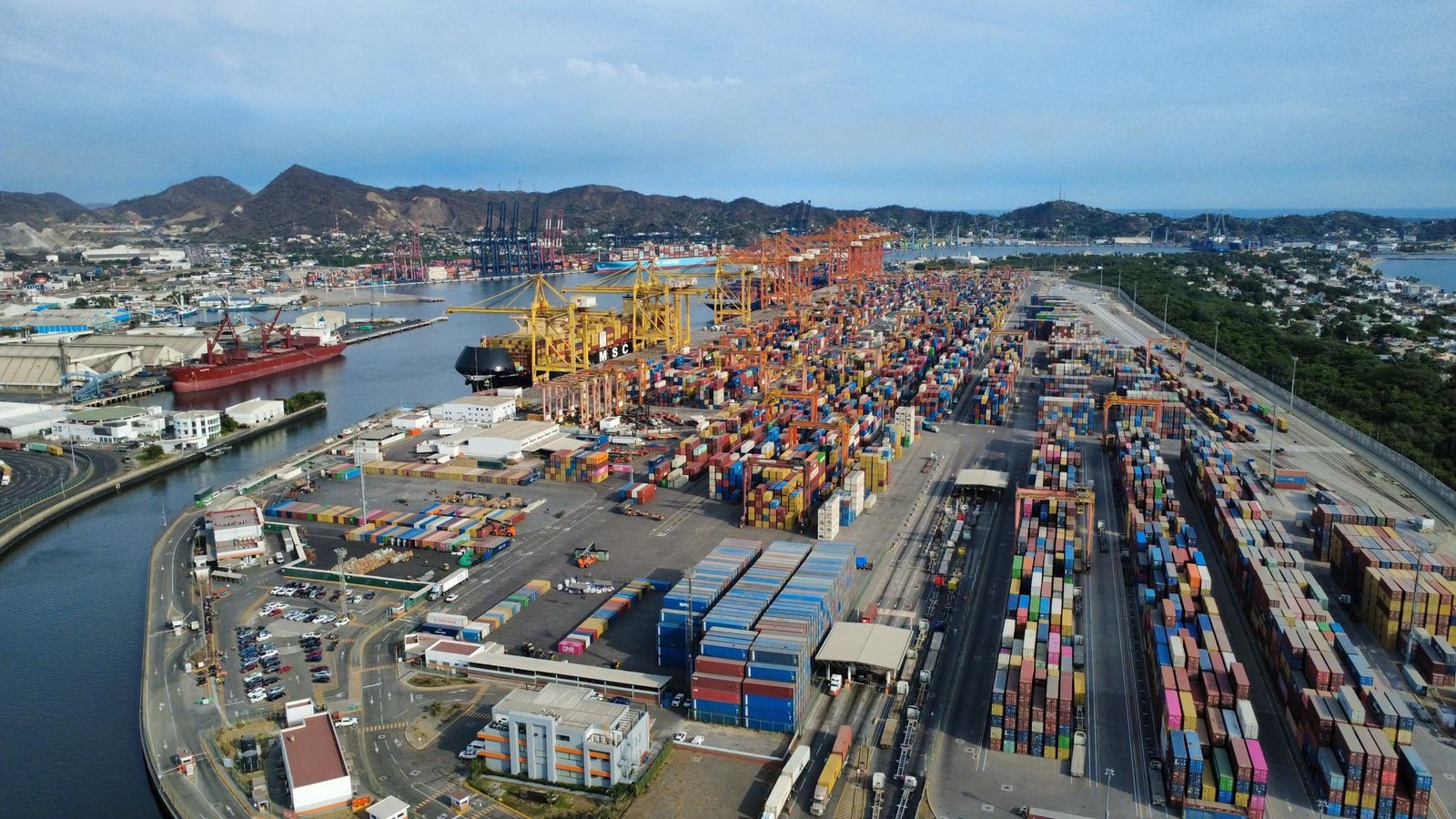 Manzanillo concentra casi la mitad de la carga contenerizada que mueve México