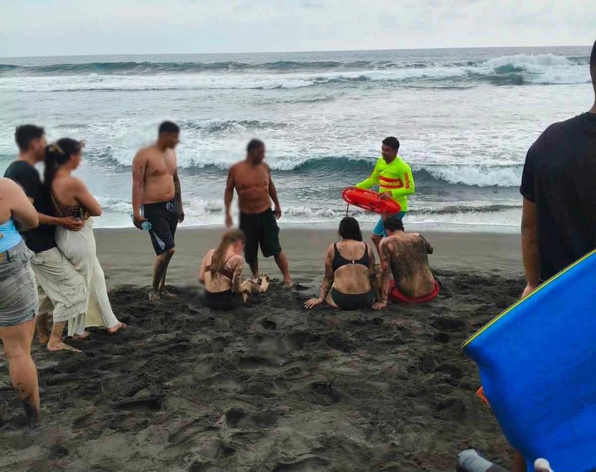 Guardavidas rescatan a cuatro turistas de Michoacán en playa de Cuyutlán