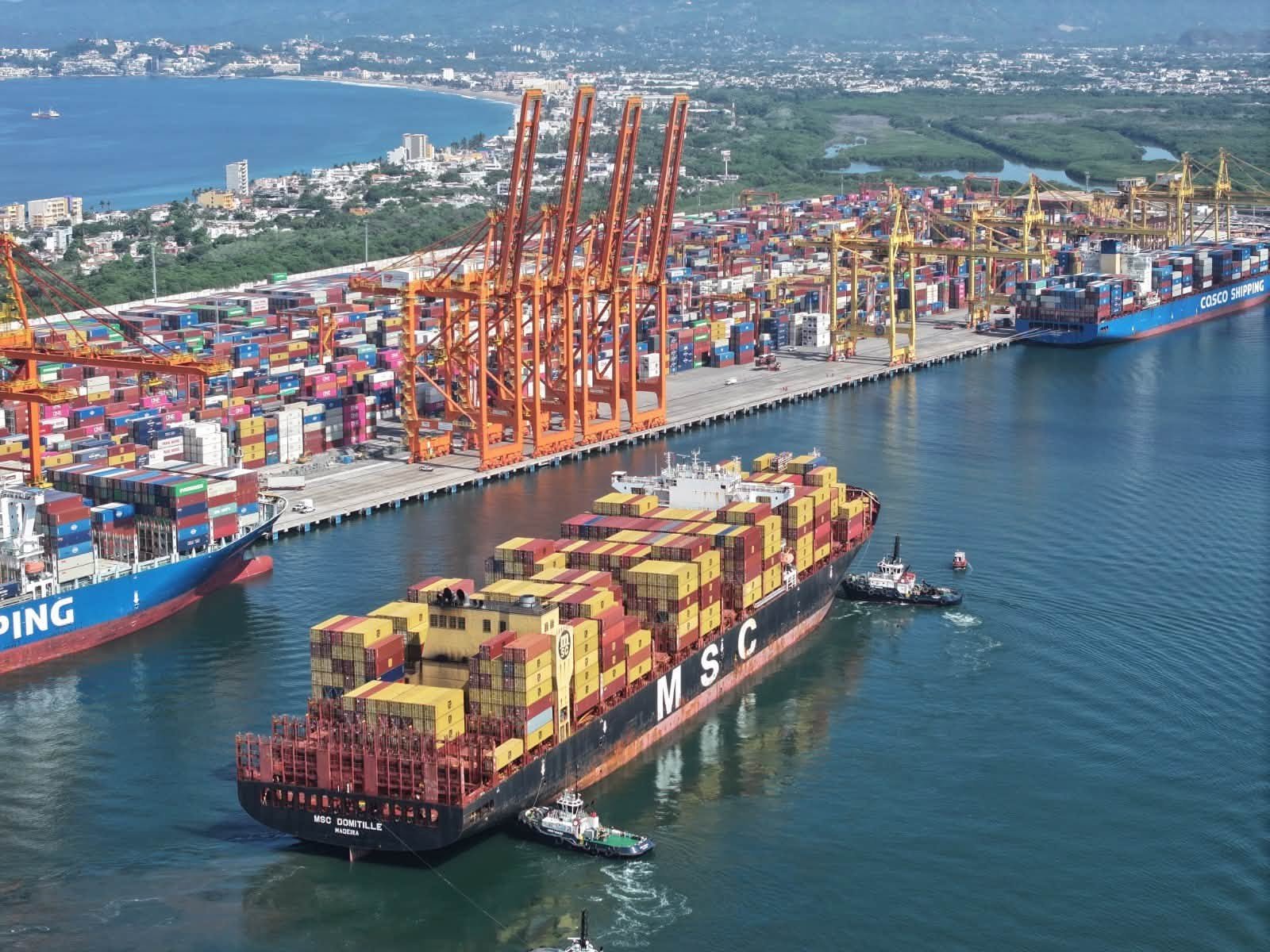 Manzanillo podrá recibir portacontenedores de hasta 400 metros