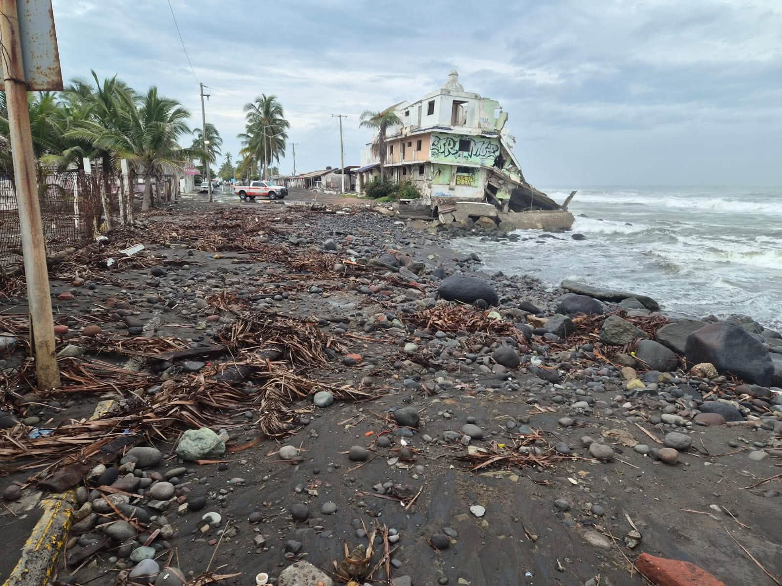 Cierran Puerto de Manzanillo y todas las playas de Colima por huracán Polo
