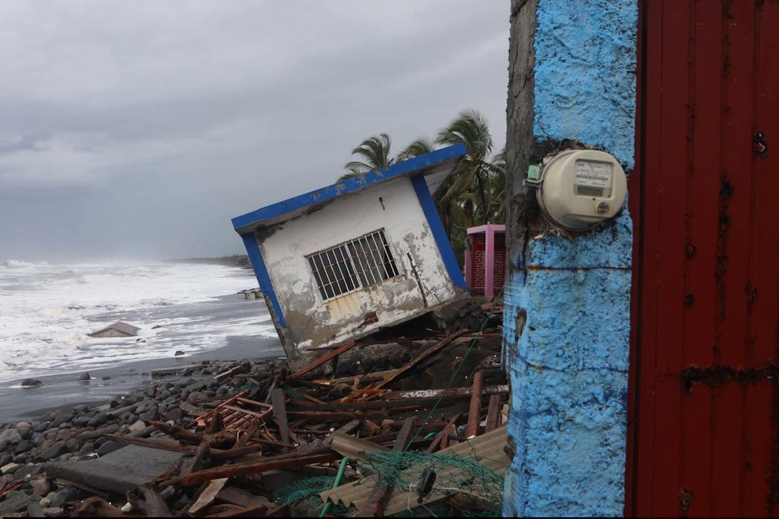 Erosión costera devora playas, viviendas y negocios en Colima